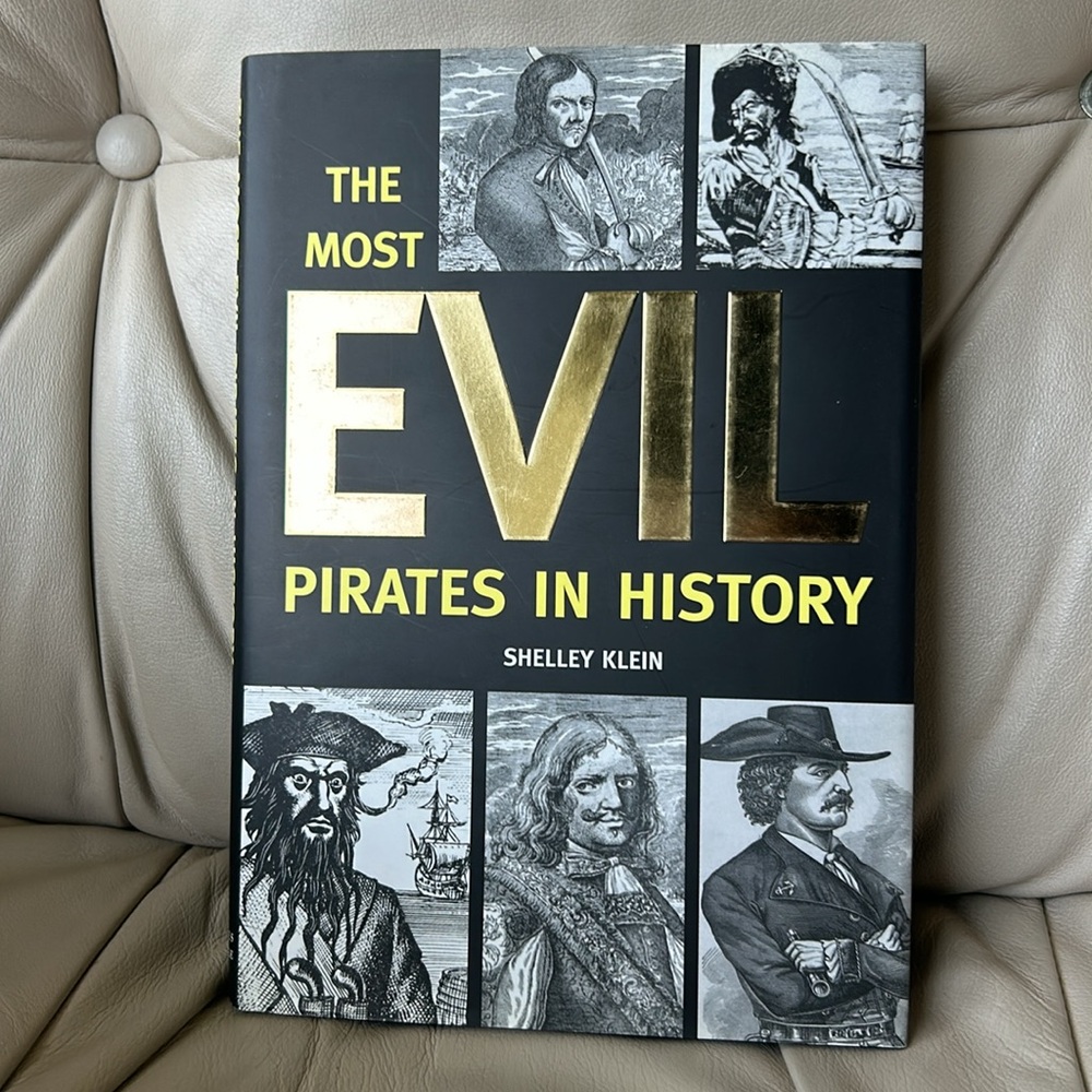 Books - Picture 6 of 13